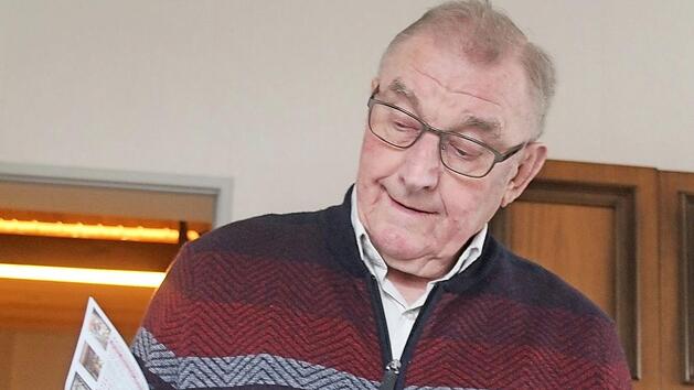 Hermann Groß hatte schon viele Reisebroschüren in der Hand: Für die evangelische Kirchengemeinde Höchstadt hat er seit 2003 die Reisen für Senioren geplant und hat sich nun von seinem Ehrenamt zurückgezogen.
