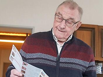 Hermann Gro&szlig; hatte schon viele Reisebrosch&uuml;ren in der Hand: F&uuml;r die evangelische Kirchengemeinde H&ouml;chstadt hat er seit 2003 die Reisen f&uuml;r Senioren geplant und hat sich nun von seinem Ehrenamt zur&uuml;ckgezogen.