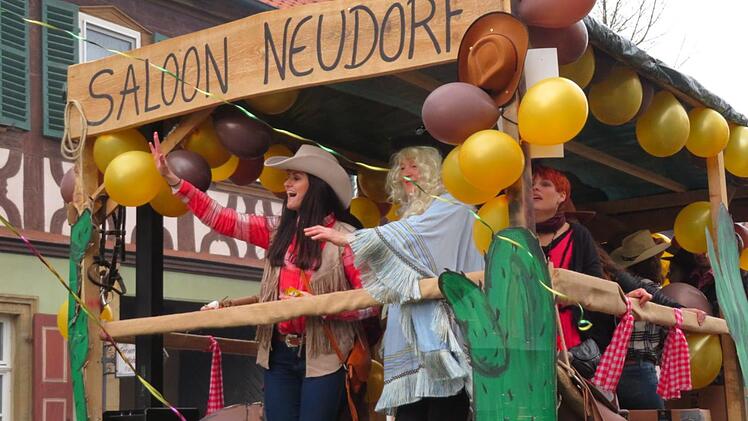 Hier verdurstet gewiss keiner: Die Dorfgemeinschaft Neudorf ist gar nicht dumm und hat ihren eigenen Saloon dabei ...