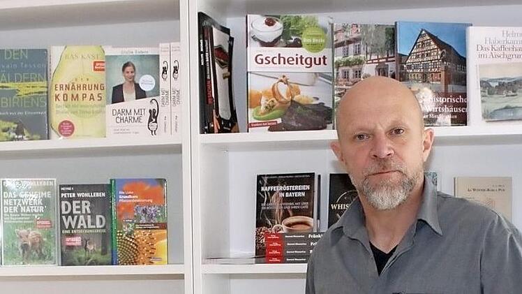 Lesen - trotz oder gerade wegen Corona-Krise ein guter und lehrreicher Zeitvertreib. Der Ebermannstädter Buchhändler Michael Holz gibt Tipps für gute Lesestunden.  Foto: Carmen Schwind