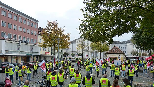 An der Promenade versammelten sich die Streikteilnehmer zur gemeinsamen Schlusskundgebung. Fotos: Julian Megerle