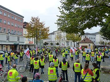 An der Promenade versammelten sich die Streikteilnehmer zur gemeinsamen Schlusskundgebung. Fotos: Julian Megerle