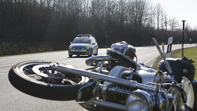 Motorradfahrer nach Kollision mit Lastwagen schwer verletzt