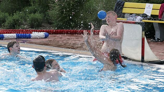 Action ist beim Wasserballturnier angesagt.