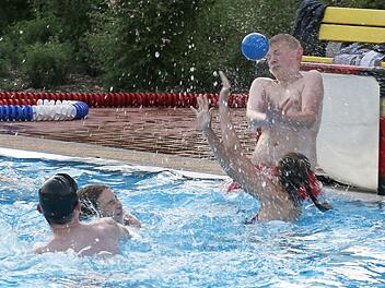 Action ist beim Wasserballturnier angesagt.