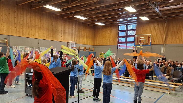 Die Schülerinnen und Schüler bei ihrer Aufführung.