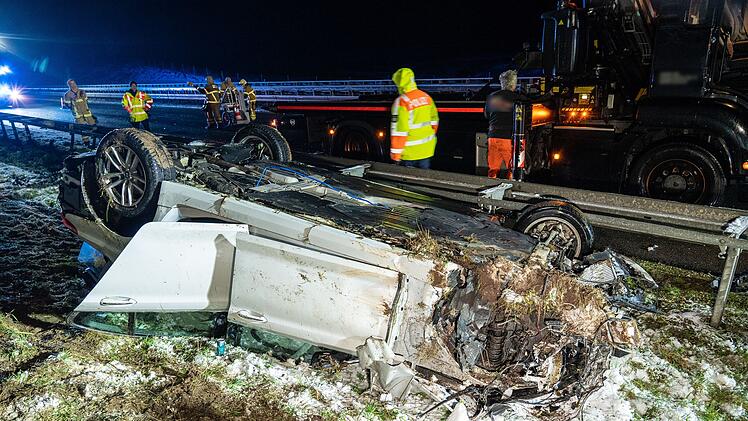 A73 bei Ebersdorf: Auto &uuml;berschl&auml;gt sich und hinterl&auml;sst Tr&uuml;mmerfeld