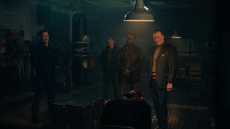 Richie (Geoff Bell, rechts) ist der Erzfeind der Carrigans und benimmt sich auch so.