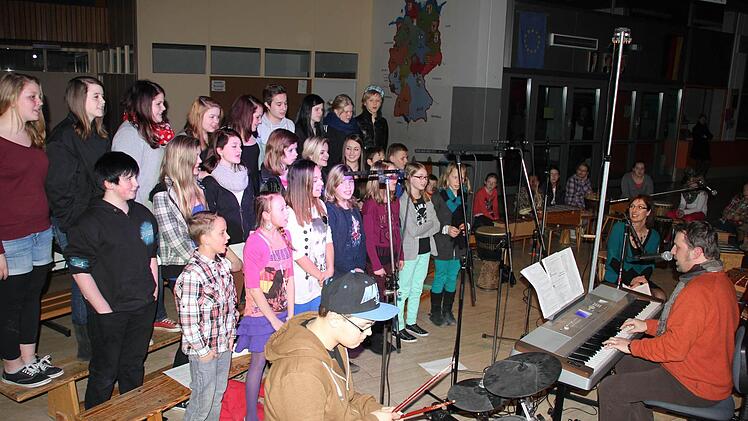 Mittelschul-Chor und Orffgruppe der Grundschule sorgten für die musikalische Untermalung.