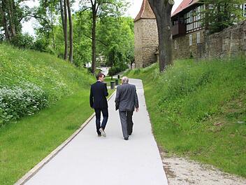 Bad Rodachs Bürgermeister Tobias Ehrlicher (SPD) kommt eigentlich mit Politikern aller Parteien gut aus, hier mit Bayerns ehemaligem Ministerpräsidenten Günther Beckstein. Doch die SPD fühlt sich bei den Wahlen der Bürgermeister-Stellvertreter übergangen - und das sorgt nun in Bad Rodach für Diskussionen. Foto: Simone Bastian