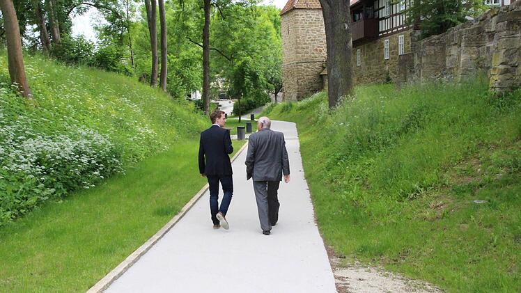 Bad Rodachs Bürgermeister Tobias Ehrlicher (SPD) kommt eigentlich mit Politikern aller Parteien gut aus, hier mit Bayerns ehemaligem Ministerpräsidenten Günther Beckstein. Doch die SPD fühlt sich bei den Wahlen der Bürgermeister-Stellvertreter übergangen - und das sorgt nun in Bad Rodach für Diskussionen. Foto: Simone Bastian