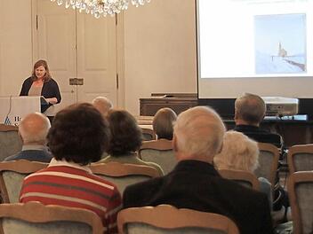 Die Besucher der Lamprechtiade hörten gespannt dem Vortrag von Brigitte Eichner-Grünbeck über die Restauration und Konservierung von Gemälden zu. Foto: Lisa Kieslinger