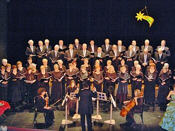 Die Kissinger Sängervereinigung unter Leitung von Hermann Freibott gab ihr Adventskonzert, begleitet von Musikern der sinfonietta franconica, mit den Solisten Maximiliane Schweda (Sopran, rechts) und Sven Fürst (Bariton)  Foto: Sigismund von Dobschütz