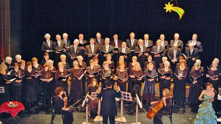 Die Kissinger Sängervereinigung unter Leitung von Hermann Freibott gab ihr Adventskonzert, begleitet von Musikern der sinfonietta franconica, mit den Solisten Maximiliane Schweda (Sopran, rechts) und Sven Fürst (Bariton)  Foto: Sigismund von Dobschütz
