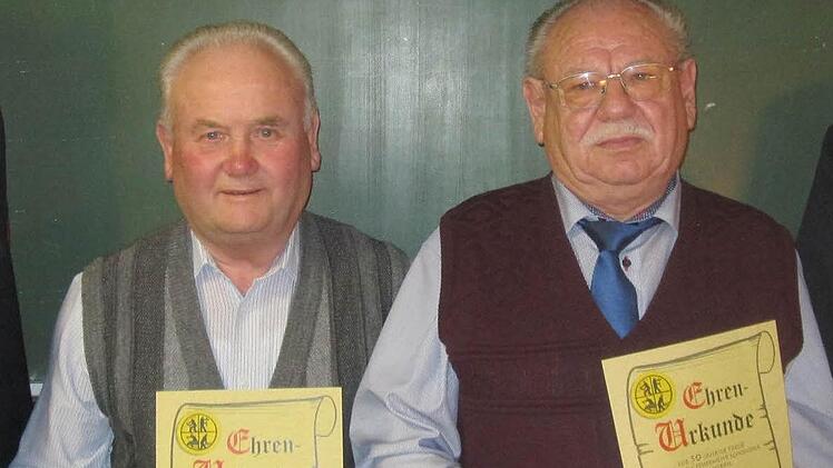 Erwin Schuhmann und Erwin Beck nahmen Urkunde und Ehrennadel für 50 Jahre Vereinsmitgliedschaft entgegen. Foto:Oswald Türbl