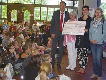 Schulleiter Uwe Schönfeld überreichte den symbolischen Spendenscheck in Höhe von 5 176 Euro an Ingrid Steinhäußer, Anja Männl und Annette Hümmer vom Hospizverein Kronach.  Foto: Schülein