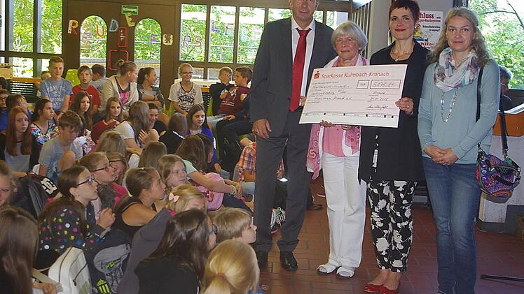 Schulleiter Uwe Schönfeld überreichte den symbolischen Spendenscheck in Höhe von 5 176 Euro an Ingrid Steinhäußer, Anja Männl und Annette Hümmer vom Hospizverein Kronach.  Foto: Schülein