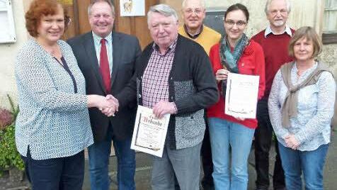 Sänger-Vorsitzende Christine Liebermann (links) beglückwünscht Eduard Goller zur Ehrenmitgliedschaft; dazwischen Bürgermeister Volker Schmiechen. Im Bild weiter nach rechts: Dritter Vorsitzender Klaus Stump, Annemarie Wenig, Chorleiter Heiner Beyer und Schriftführerin Carola Ott. Foto: Werner Oetter