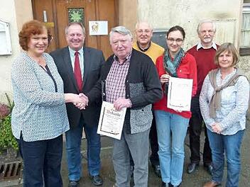 Sänger-Vorsitzende Christine Liebermann (links) beglückwünscht Eduard Goller zur Ehrenmitgliedschaft; dazwischen Bürgermeister Volker Schmiechen. Im Bild weiter nach rechts: Dritter Vorsitzender Klaus Stump, Annemarie Wenig, Chorleiter Heiner Beyer und Schriftführerin Carola Ott. Foto: Werner Oetter