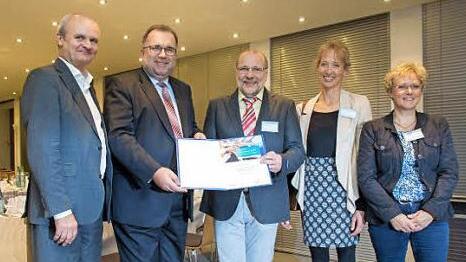 Ein F&ouml;rderpreis ging an den Erlanger Verein "WunschPunkt": von links Heinz Brenner, Siegfried Russwurm, Josef Nagel (Vorstand "WunschPunkt"), Sabine Wolfrum (Zweite Vorsitzende) und Susanne Lender-Cassens (stellvertretende B&uuml;rgermeisterin in Erlangen). Foto: privat