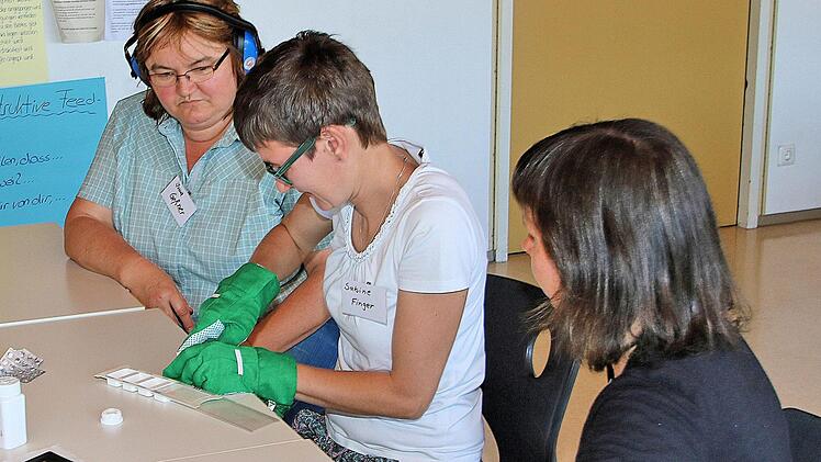 Alte Menschen sehen und hören manchmal schlecht, und mit ihrem Tastsinn ist es auch nicht gut bestellt. Das demonstrierten Schülerinnen und Schüler der Münnerstädter Berufsfachschule für Altenpflege ihren Kolleginnen der Hauswirtschaftsschule Bischofsheim.  Foto: Dieter Britz