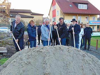 Spatenstich zu   einem  großen ProjektFoto: Petra Malbrich