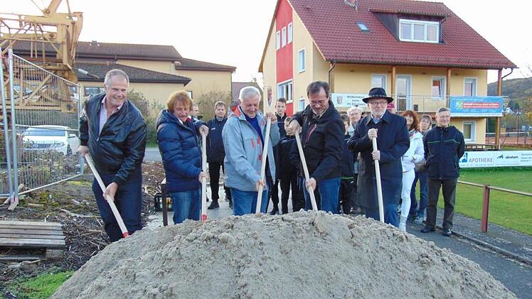 Spatenstich zu   einem  großen ProjektFoto: Petra Malbrich