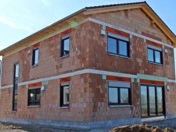 Der klare Stil des modern gestalteten Wohnhauses wird durch die großen Fenster mit dunkler Rahmung richtig in Szene gesetzt. Fotos: Alexandra Kemnitzer