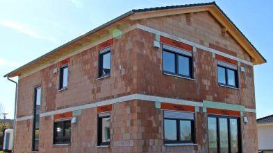 Der klare Stil des modern gestalteten Wohnhauses wird durch die großen Fenster mit dunkler Rahmung richtig in Szene gesetzt. Fotos: Alexandra Kemnitzer