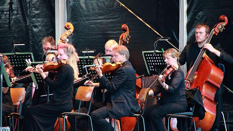Tausende von Zuhörern bejubelten das Philharmonische Orchester des Landestheaters Coburg unter Leitung von Roland Kluttig  beim Klassik-Open-Air im Rosengarten.Foto: Jochen Berger