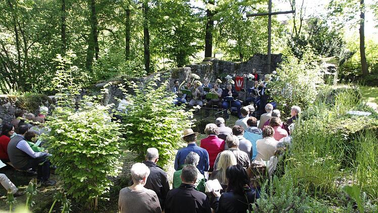 Gottesdienst in der  Kirchenruine Dietersberg Foto: Reinhard Löwisch