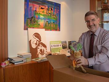 Michael Busch packt den "Stimmungs-Elch" in den Umzugskarton.Foto:  Rainer Lutz