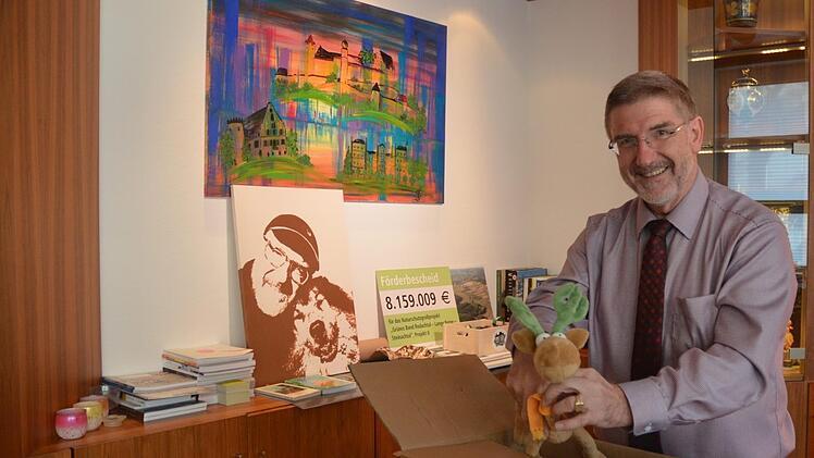 Michael Busch packt den "Stimmungs-Elch" in den Umzugskarton.Foto:  Rainer Lutz