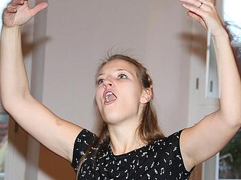 Mirja Betzer hat bei der Sängerschulung in Münnerstadt schon bewiesen, dass sie rund 100 Sängerinnen und Sänger in den Griff bekommt. Da dürfte sie mit dem Landkreismännerchor, den sie ab sofort leitet, keine Probleme haben. Archivfoto: Dieter Britz