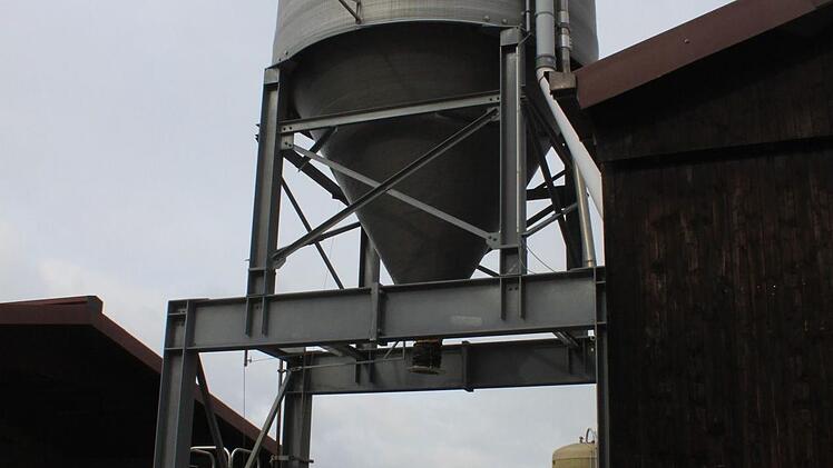 Über das Salzsilo ist ein Fahrzeug in fünf Minuten befüllt.