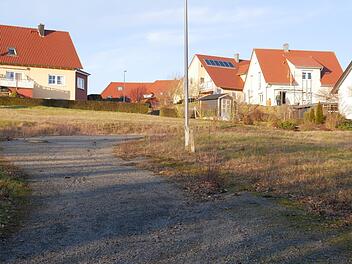 Beim Baugebiet Sonnenhang liegt noch eine Verbindungsstraße brach. Sie soll im Zuge einer Anbindung an die Stadtlauringer Straße erschlossen werden. Foto: Daniel Wiener