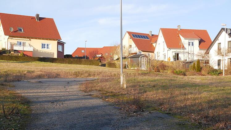 Beim Baugebiet Sonnenhang liegt noch eine Verbindungsstraße brach. Sie soll im Zuge einer Anbindung an die Stadtlauringer Straße erschlossen werden. Foto: Daniel Wiener