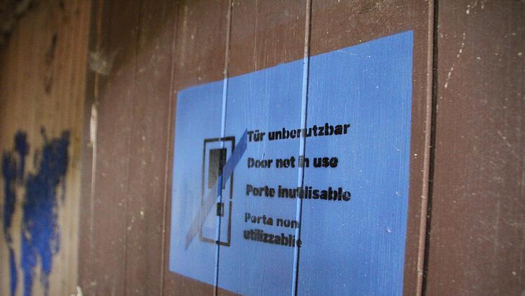 Die Schnitzeljagd führt in den Wald zwischen Uehlfeld und Vestenbergsgreuth. "The blue gallery": Der mysteriöse Künstler hat sich dort offenbar schon vor einem Jahr ein weiteres, verstecktes "Atelier" in einer verlassenen Hütte  eingerichtet. Foto: Christian Bauriedel