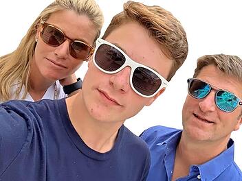 iEin Familienselfie aus dem Urlaub. Aktuell fühlen sich die Zapfs nicht so fotogen - sondern von der Krankheit gezeichnet.privat