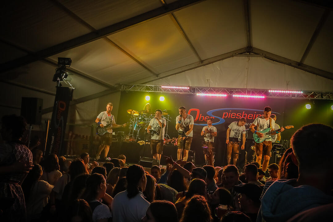 Samstagsparty im Festzelt!