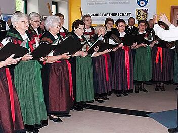 Der Schönwälder Trachtenchor umrahmte die offizielle Begrüßung im Partnerlandkreis.  Fotos: Roland Meister