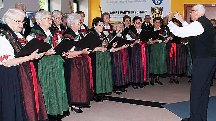 Der Schönwälder Trachtenchor umrahmte die offizielle Begrüßung im Partnerlandkreis.  Fotos: Roland Meister