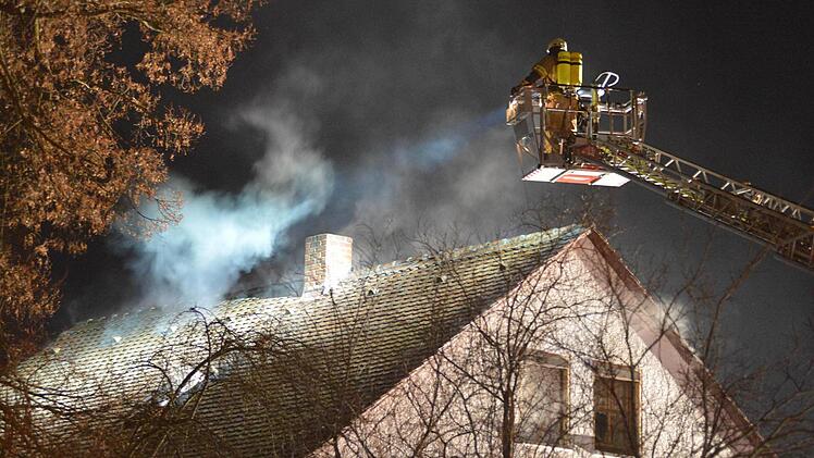 Das Archivbild zeigt die Löscharbeiten am Morgen des 5. März in der Gaustadter Hauptstraße, dem Tatort der schweren Brandstiftung. Foto: Ronald Rinklef