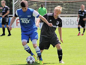 Es gab auch rasante Zweikämpfe, wie hier zwischen dem Lettenreuther Mariusz Jankowski (links) und Jakob Engelmann.  Foto: Heinz Marr