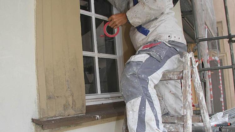 Auch die Außenfassade des Klosters wird saniert: Jürgen Kuhn klebt die Fenster ab und bereitet alles für die Streicharbeiten vor.