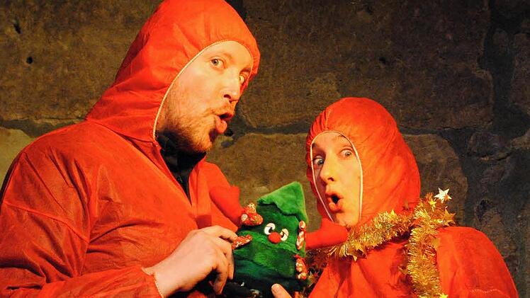 Karikieren Kitsch und Kommerz ums "Fest der Liebe": Arnd Rühlmann und Johanna Moll.  Fotos: Nana-Theater