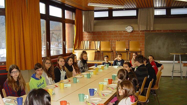 Viel Freude am gedeckten Tisch hatten die Kinder der Mittelschule Bad Brückenau, als Asylbewerberkinder ihre Freunde zum Frühstück eingeladen hatten. Foto: Brigitta Kempe Wolf