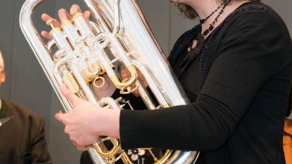 Meike Reidelbach mit ihrem Euphonium. Foto: Björn Hein
