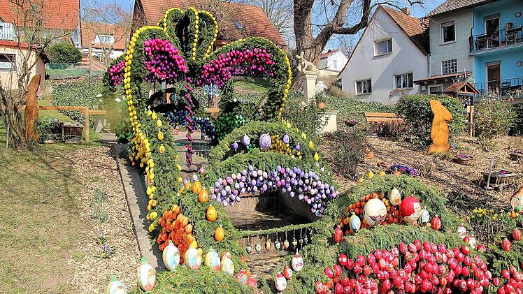 Der Osterbrunnen in Lauf bei Zapfendorf, der aus Tausenden echter Eier mit filigraner Bemalung besteht; Foto: Ferdinand Merzbach