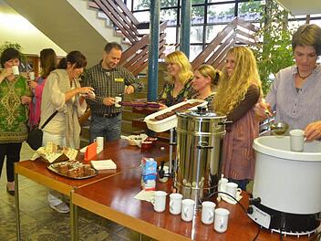Kochbananenfritten, Muskatkuchen und Nanaminzentee wurden zum Beginn der Afrika-Projektwoche in der Aula gereicht. Foto: eh